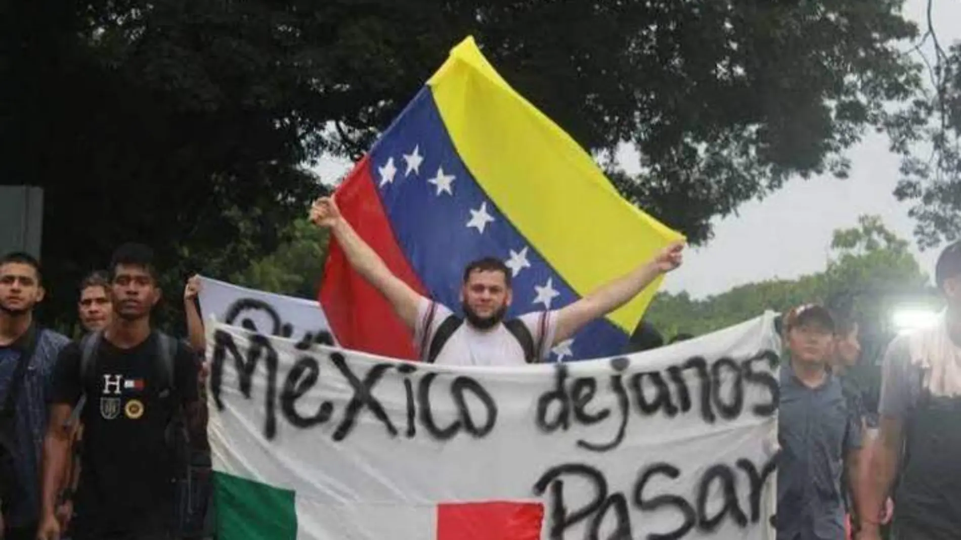 venezolanos con su bandera